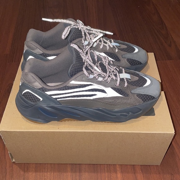 Yeezy boost 700 v2 Geode - Picture 3 of 10
